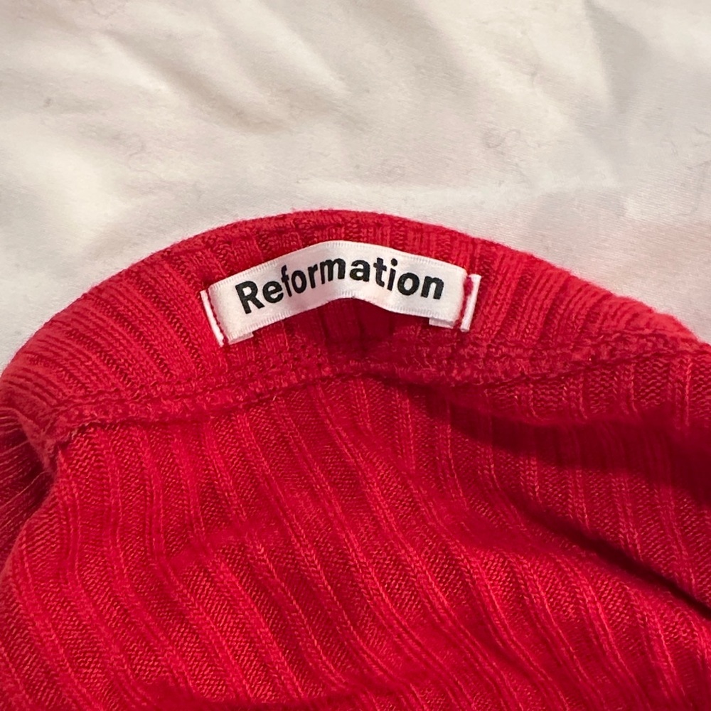 Reformation V-Neck Ribbed Red Button Crop Top - Picture 2 of 3